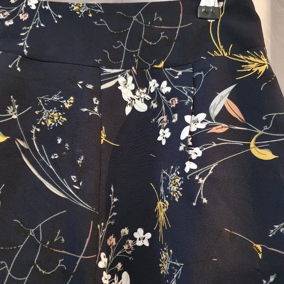 Luvalot size 6 -High waisted floral shorts - fully lined - designed in Australia - Picture 2 of 6